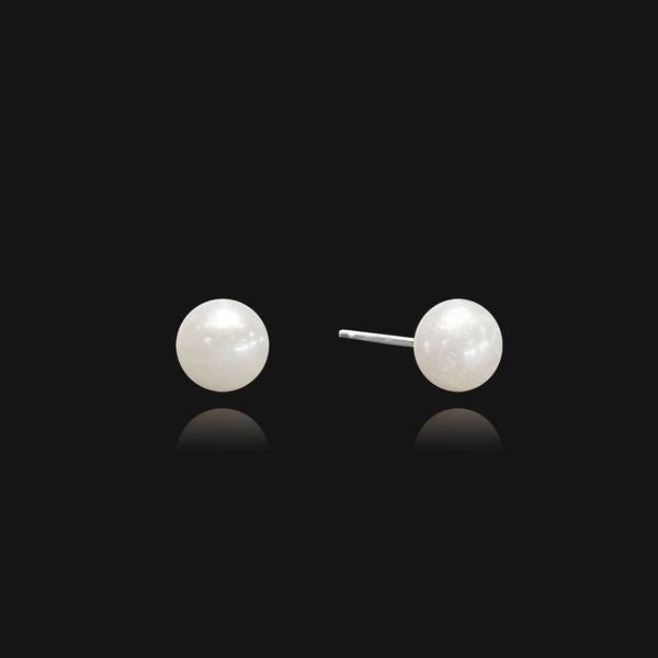 NIKITA silver pearl stud earrings, perfect for everyday wear. A round pearl stud earrings with an 18k silver plated base.
