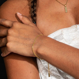 NIKITA 18k gold plated twist chain bracelet with adjustable sizing and a hypoallergenic stainless steel base. Christmas everyday jewellery gift for her.